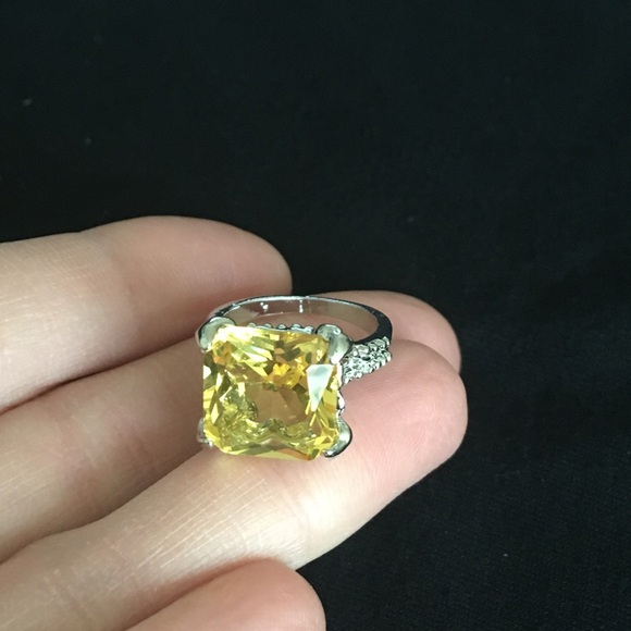 Yellow Rhinestone Cocktail Fashion Ring Size 6 - Picture 6 of 8